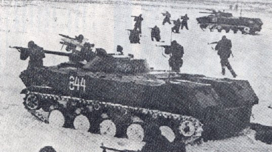 Được trang bị hỏa lực cực kỳ "khủng" vào thời điểm ra đời bao gồm một khẩu pháo 73mm cùng với súng máy đồng trục 7,62mm. Ngoài ra, chiếc xe thiết giáp đổ bộ đường không này còn được trang bị thêm một khẩu súng máy 7,62mm ở phía nóc. Để đối đầu với những xe tăng của đối phương, BMD-1 được trang bị thêm một hệ thống tên lửa chống tăng loại AT-3 Sagger. Nguồn ảnh: Pinterest.