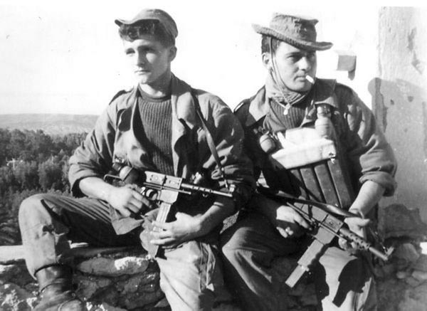 Sở dĩ như vậy là do trong giai đoạn đầu xây dựng lực lượng Quân đội ta trang bị còn thô sơ và các loại vũ khí hiện có không đáp ứng được yêu cầu của chiến trường. Do đó việc tái sử dụng các loại vũ khí của địch trong đó có MAT-49 là giải pháp hữu hiệu nhằm cải thiện sức chiến đấu cho quân và dân ta trong những năm đầu kháng chiến. Nguồn ảnh: Indo.