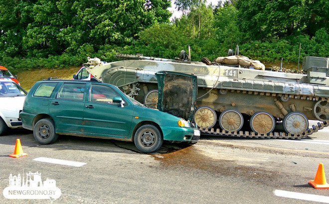Cận cảnh hiện trường vụ thiết giáp BMP-1 của quân đội Belarus cán bẹp ô tô. (Ảnh: Newgrodno)