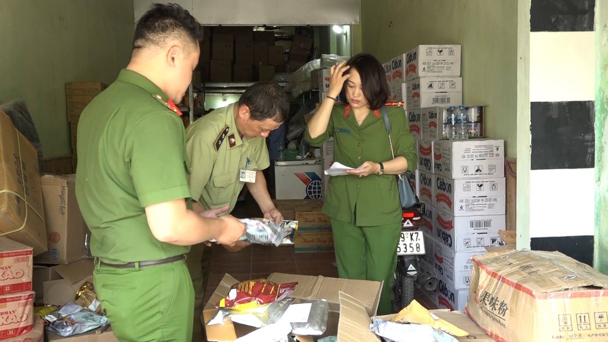 Lực lượng chức năng thu giữ nhiều gói nguyên liệu không rõ nguồn gốc.