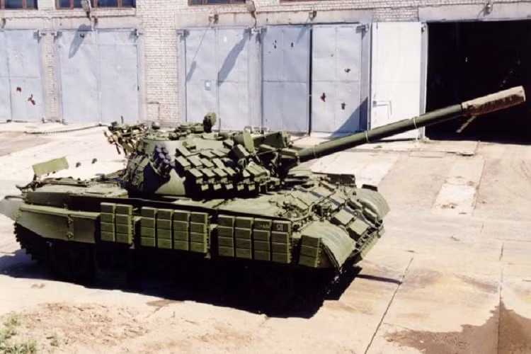 Để cải thiện hỏa lực, T-55AMV bổ sung thêm kênh laser đo xa, hệ thống kiểm soát hỏa lực và các cảm biến, pháo 100mm D-10T2S được giữ nguyên. Nguồn ảnh: forcesdz.