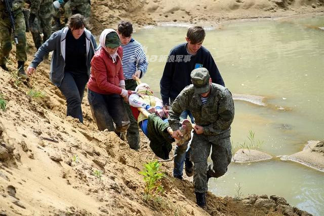 Trong quá trình bị bắt giữ làm con tin, các phóng viên phải tự giúp đỡ lẫn nhau, nhất là việc cấp cứu cho những người bị thương bằng các dụng cụ có sẵn. Nguồn ảnh: Sina.