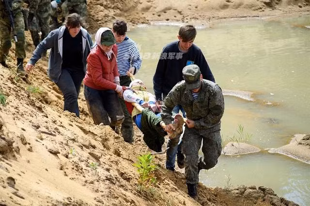 Trong quá trình bị bắt giữ làm con tin, các phóng viên phải tự giúp đỡ lẫn nhau, nhất là việc cấp cứu cho những người bị thương bằng các dụng cụ có sẵn. Nguồn ảnh: Sina.