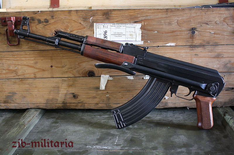 Khẩu súng huyền thoại này hoàn toàn không có khả năng gắn kính ngắm hoặc nếu có - cũng là việc "chế", "độ" một cách thô sơ và thiếu hiệu quả. Chưa kể, ở khoảng cách càng lớn, độ chụm của đạn AK-47 càng rộng, khiến việc tác xạ bắn trúng mục tiêu là điều cực kỳ khó khăn. Nguồn ảnh: Militaria.