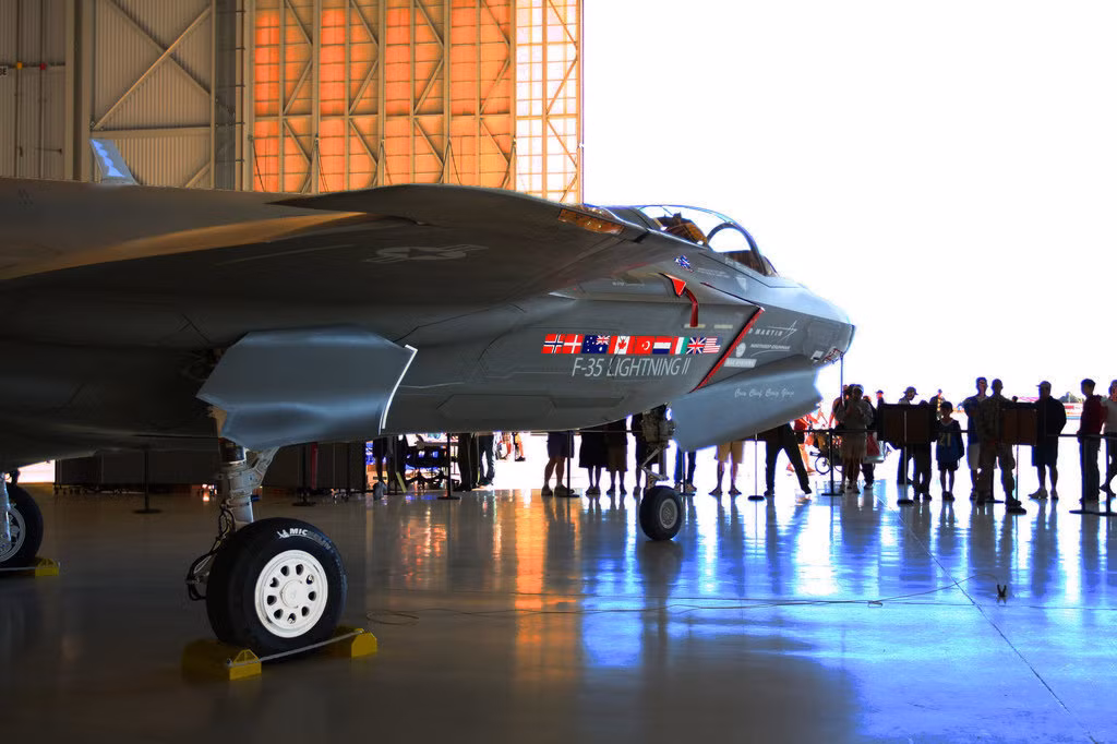 F-35B là một dự án có sự tham gia của rất nhiều nhà thầu con tới từ nhiều quốc gia trên thế giới nên việc giữ bí mật về những thiết kế của nó là cực kỳ khó. Ảnh: Sputnik.