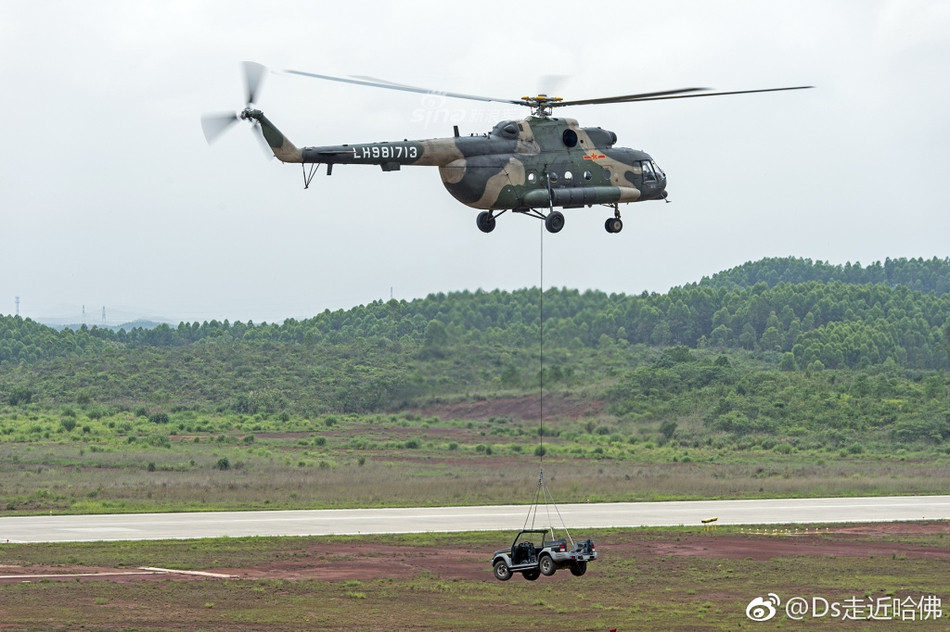 Cận cảnh trực thăng Mi-171 của Trung Quốc thực hiện không vận xe Jeep bằng dây treo bên ngoài. Nguồn ảnh: Chinanews.
