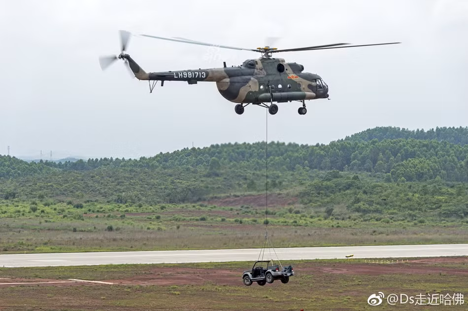 Cận cảnh trực thăng Mi-171 của Trung Quốc thực hiện không vận xe Jeep bằng dây treo bên ngoài. Nguồn ảnh: Chinanews.