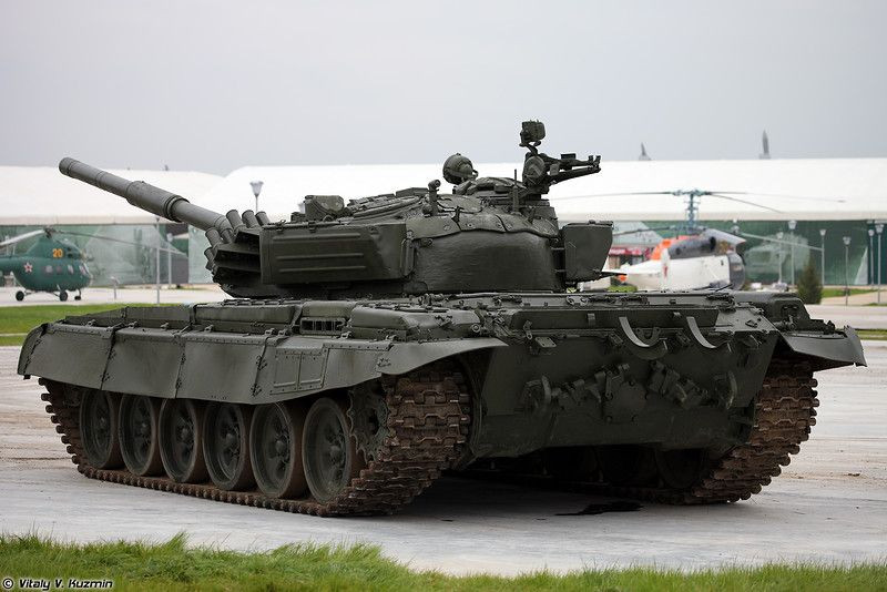 T-72B Đại Bàng Trắng là phiên bản nâng cấp của xe tăng T-72B của Nga. Yếu tố "Đại Bàng Trắng" được thể hiện ở chỗ T-72B Đại Bàng Trắng sẽ có khả năng bắn nhanh hơn và trang bị tác chiến điện tử hiện đại hơn. Nguồn ảnh: Vitaly.