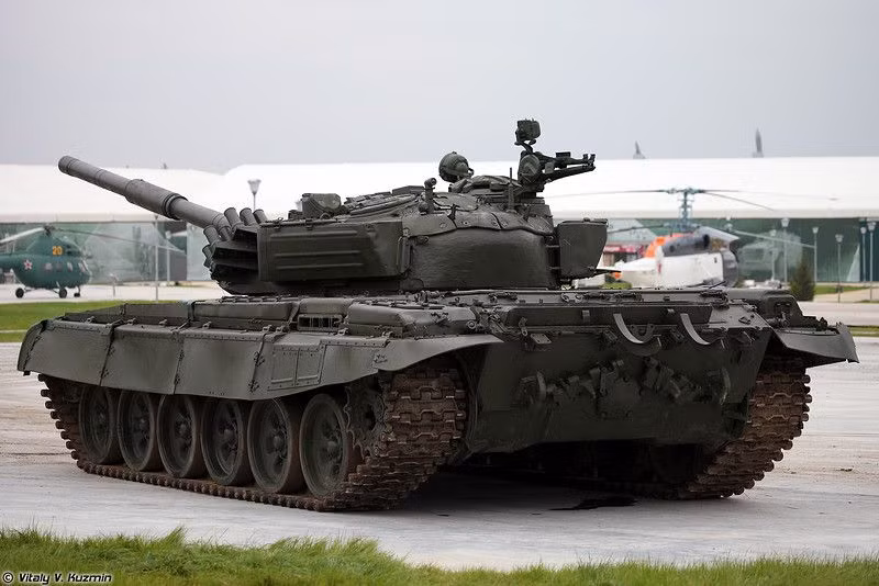 T-72B Đại Bàng Trắng là phiên bản nâng cấp của xe tăng T-72B của Nga. Yếu tố "Đại Bàng Trắng" được thể hiện ở chỗ T-72B Đại Bàng Trắng sẽ có khả năng bắn nhanh hơn và trang bị tác chiến điện tử hiện đại hơn. Nguồn ảnh: Vitaly.