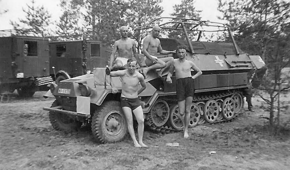 Bắt đầu phục vụ trong quân đội Đức từ năm 1939, tổng cộng đã có 15.000 chiếc Sd.Kfz. 251 từng được sản xuất. Tuy nhiên các sử gia cho rằng, con số này chỉ chiếm khoảng 10% số lượng thiết giáp chở quân loại Half track mà quân đội Đức cần để phục vụ cho các chiến dịch theo kiểu chiến tranh chớp nhoáng trong giai đoạn đầu của cuộc Chiến tranh Thế giới thứ hai. Nguồn ảnh: Tube.