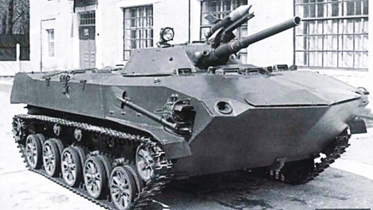 Có thể khẳng định, đây là loại thiết giáp lội nước đầu tiên trong lịch sử nhân loại có thể thả dù thành công từ trên máy bay vận tải. BMD trong tiếng Nga là Boyevaya Mashina Desanta - tạm dịch là Phương tiện Thiết giáp Đường không. Nguồn ảnh: Wiki.