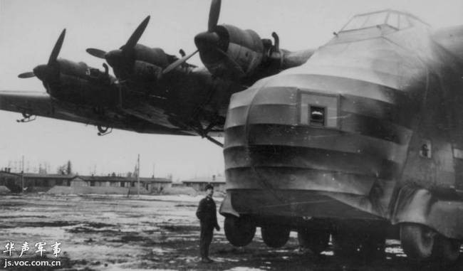 So với các loại máy bay vận tải thời bấy giờ, Me 323 có tốc độ cực chậm, chỉ 285 km/h nghĩa là tương đương với các loại trực thăng ngày nay. Tốc độ hành trình của nó là 218 km/h và có tầm hoạt động tối đa chỉ 1100 km - quá ngắn cho một dòng máy bay vận tải chiến lược tầm xa. Nguồn ảnh: Jsvoc.