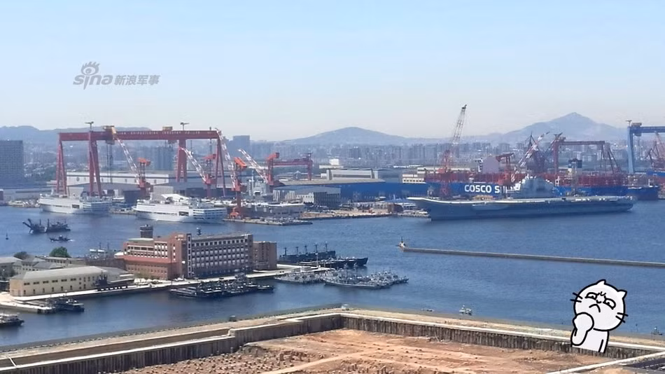 Giới truyền thông Trung Quốc thậm chí còn "đoán già đoán non" về việc tàu sân bay Type 001 của Trung Quốc này sẽ nhập cùng vào đội tàu sân bay duy nhất của chiếc Liêu Ninh để tạo thành một nhóm tác chiến tàu sân bay hoàn chỉnh. Nguồn ảnh: Sina.