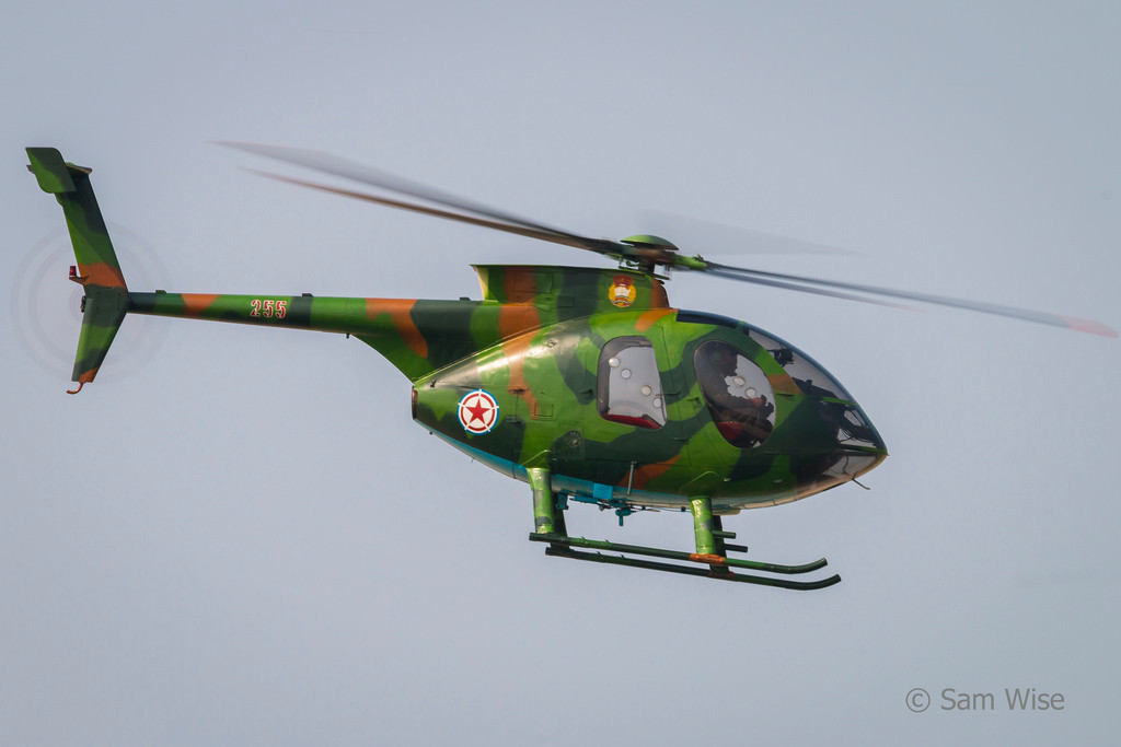 Các hình ảnh xuất hiện trong cuộc duyệt binh 2013 cho thấy MD500 được "độ" trang bị tới 4 tên lửa chống tăng SuSong-P (Triều Tiên sản xuất theo mẫu Malyutka-P của Liên Xô). Ngoài ra, nó có thể lắp thêm cả pod rocket và pháo. Nguồn ảnh: Samwise.