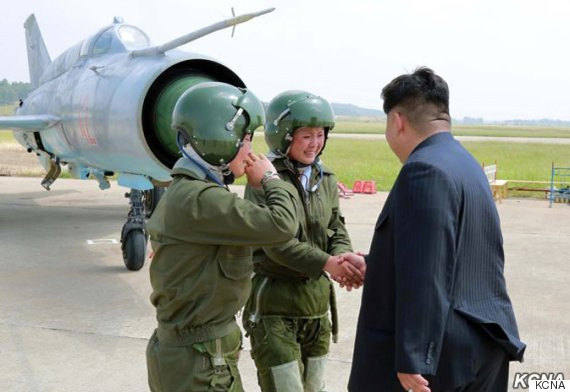 Hiện đại nhất trong lực lượng Không quân Hàn Quốc là các máy bay chiến đấu loại F-16C và F-15K. Tuy nhiên, trong số 118 chiếc F-16 của Hàn Quốc lại có tới 51 chiếc là phiên bản F-16D chuyên dùng để huấn luyện, số lượng F-15K cũng chỉ là 59 chiếc và chủ yếu sử dụng để triển khai tên lửa hành trình chứ khó có thể tham chiến đối đầu trực tiếp với con bài chủ lực của Không quân Triều Tiên là loại MiG-29. Nguồn ảnh: KCNA.