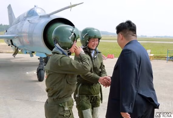 Hiện đại nhất trong lực lượng Không quân Hàn Quốc là các máy bay chiến đấu loại F-16C và F-15K. Tuy nhiên, trong số 118 chiếc F-16 của Hàn Quốc lại có tới 51 chiếc là phiên bản F-16D chuyên dùng để huấn luyện, số lượng F-15K cũng chỉ là 59 chiếc và chủ yếu sử dụng để triển khai tên lửa hành trình chứ khó có thể tham chiến đối đầu trực tiếp với con bài chủ lực của Không quân Triều Tiên là loại MiG-29. Nguồn ảnh: KCNA.