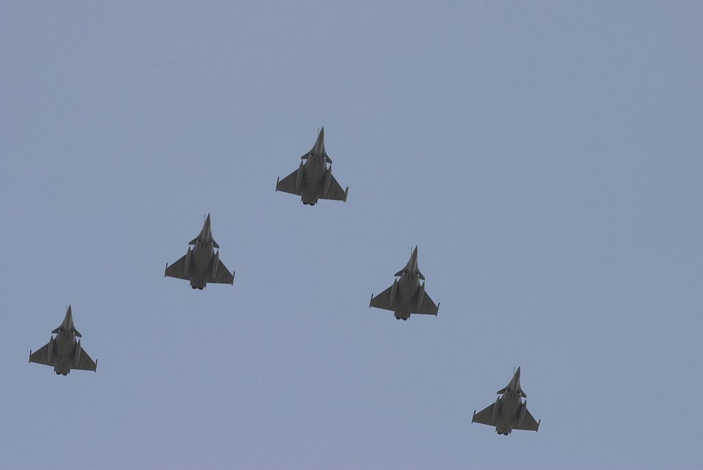 Nhiều chuyên gia đánh giá, Rafale dù chỉ là loại máy bay thế hệ 4 nhưng xét về hiệu suất chiến đấu, nó hoàn toàn xứng đáng với cái giá 90 triệu USD khi có khả năng đối đầu gần như tương đương với các loại chiến đấu cơ thế hệ 4++ thậm chí là thế hệ 5. Nguồn ảnh: Wiki.