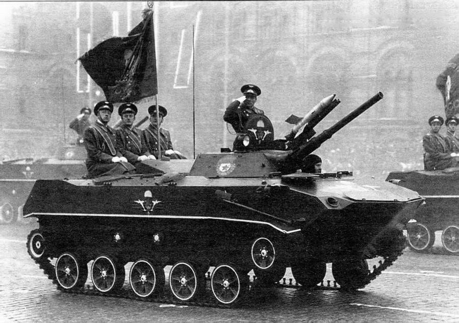 Trong quá khứ, Mỹ cũng từng phát triển một loại xe tăng hạng nhẹ là M551 Sheridan. Loại xe tăng hạng nhẹ này của Mỹ cũng được sử dụng để đổ bộ đường không hỗ trợ cho lực lượng lính dù. Tuy nhiên sau đó, học thuyết tấn công đường dù của Mỹ đã thay đổi và M551 cũng bị xóa sổ mà không có "kẻ kế cận". Nguồn ảnh: Moscowtimes.