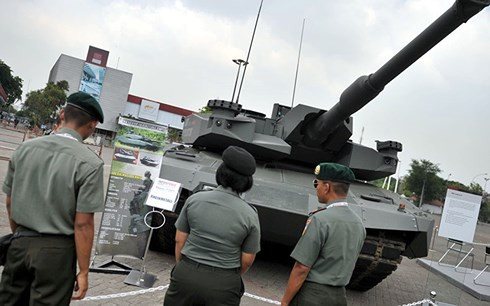 Mẫu xe tăng của Đức được giới thiệu tại một triển lãm ở Indonesia. Ảnh: AFP Mẫu xe tăng của Đức được giới thiệu tại một triển lãm ở Indonesia. Ảnh: AFP