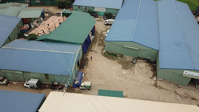 Cụ thể xử phạt mức tiền là 40.000.000 đồng. Yêu cầu công ty TNHH thực phẩm Thông tấn phải có hồ sơ giấy phép xây dựng, trình cấp có thẩm quyền theo đúng quy định của pháp luật. Thời hạn thực hiện các biện pháp khắc phục hậu quả là 60 ngày kể từ ngày nhận được Quyết định. Quá thời hạn trên, chủ đầu tư không xuất trình được Giấy phép xây dựng do cơ quan có thẩm quyền cấp thì sẽ bị cưỡng chế, phá dỡ. Mọi chi phí tổ chức thi hành biện pháp khắc phục hậu quả do Chủ đầu tư chịu trách nhiệm. Tuy nhiên, đến nay các công trình nhà xưởng hiện vẫn chưa được xử lý triệt để.