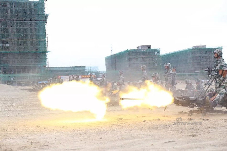 Khẩu súng máy này còn có phiên bản được lắp đặt sẵn bánh xe mang tên QJG 02G với trọng lượng 110 kg - bù lại nó lại có khả năng cơ động cực cao trên chiến trường khi người lính có thể kéo để di chuyển khẩu súng thay vì phải tháo rời súng rồi vác bằng vai. Nguồn ảnh: Sina.