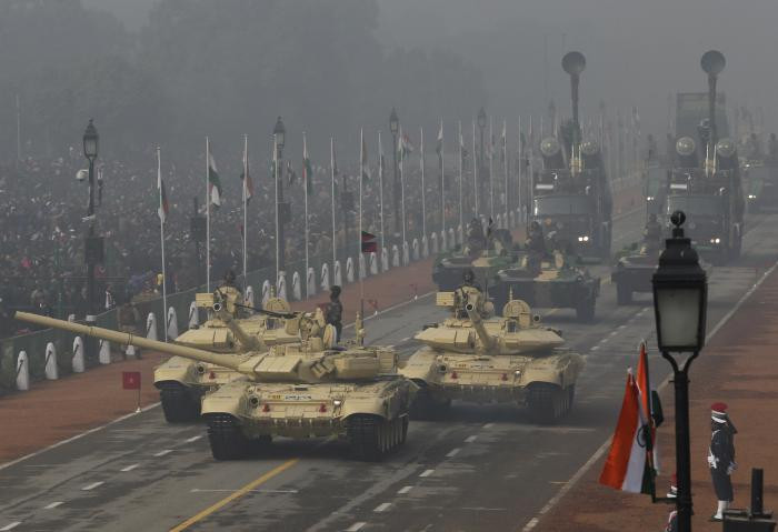 Cụ thể, lô xe tăng T-90SK bao gồm 73 chiếc được Iraq mua từ Nga với giá thành chỉ 2,5 triệu USD cho mỗi chiếc. Trong khi đó, 140 chiếc xe tăng M1A1M từ Lầu Năm Góc lại có giá lên tới 6 triệu USD cho một chiếc - nghĩa là đắt hơn gần gấp ba lần xe tăng Nga mà rõ ràng là yếu kém hơn trên chiến trường. Nguồn ảnh: Iraqnews.