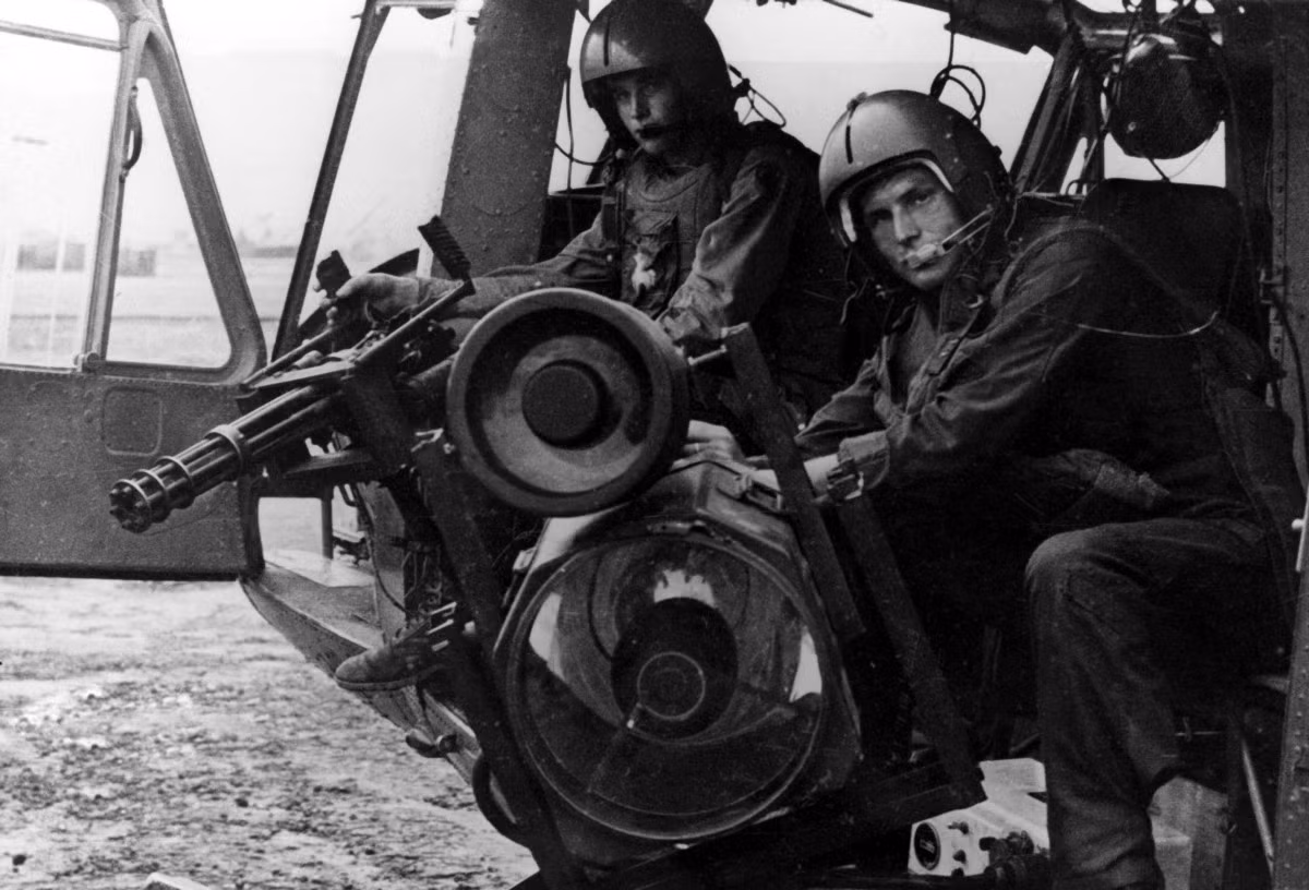Cuối cùng, trực thăng UH-1 đã được chọn để làm phương tiện triển khai hệ thống nhìn đêm này do nó có hỏa lực khá và độ cơ động cao, có thể tham gia tấn công như một trực thăng tấn công nhưng vẫn có thể mang theo được thứ bảo bối "lật ngược thế cờ" của Mỹ này. Nguồn ảnh: Archive.