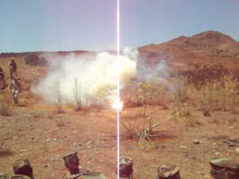 Tuy nhiên, do sử dụng phốt-pho làm chất cháy nên loại lựu đạn này cũng có sát thương, có thể khiến nạn nhân bị thiêu chết nếu đứng gần quả lựu đạn này khi nó phát nổ. Nguồn ảnh: Pinterest.