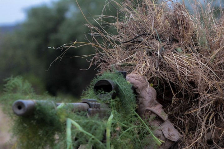 Để tiêu diệt mục tiêu, lính bắn tỉa phải kiên nhẫn quan sát mục tiêu.