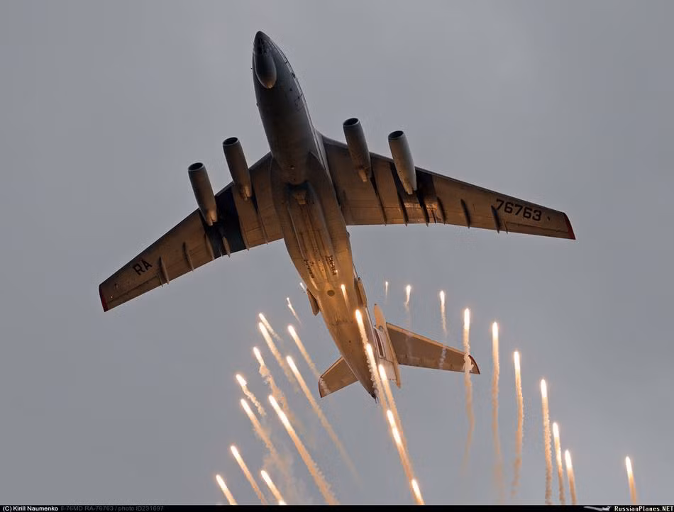 Các máy bay tham gia cuộc trình diễn pháo hoa này đều là những máy bay thuộc lực lượng Không quân Vận tải số 196 của Lực lượng Phòng không Nga. Nguồn ảnh: RP.