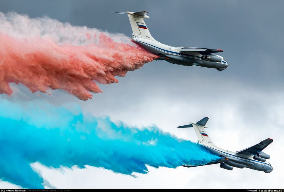 Các máy bay vận tải hạng nặng loại Il-76 sử dụng nước màu để vẽ lên bầu trời quốc kỳ Nga với ba màu Đỏ, Xanh và Trắng. Nguồn ảnh: RP.