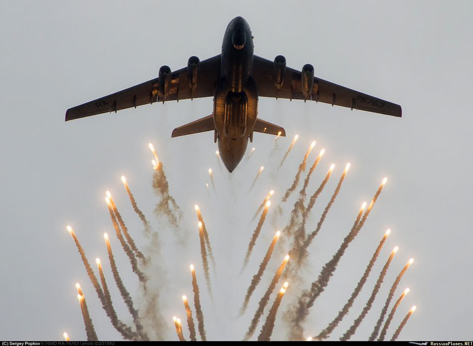 Năm nay, để ăn mừng kỷ niệm ngày nước Nga được "tái sinh", Không quân Nga đã có màn ăn mừng cực kỳ đẹp mắt và ấn tượng. Nguồn ảnh: RP.