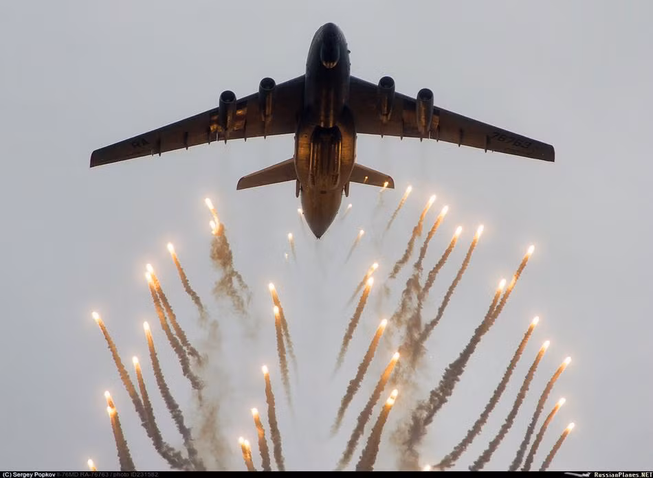 Năm nay, để ăn mừng kỷ niệm ngày nước Nga được "tái sinh", Không quân Nga đã có màn ăn mừng cực kỳ đẹp mắt và ấn tượng. Nguồn ảnh: RP.