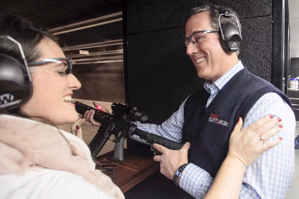 Lệnh cấm bán các loại vũ khí này có hiệu lực 10 năm và tới năm 2004, khẩu AR-15 lại tiếp tục được xuất hiện trên thị trường với các phiên bản... hiện đại hơn. Nguồn ảnh: BI.