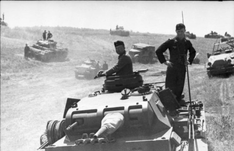 Gần như toàn bộ binh lính trong số 3 triệu quân Đức tham chiến ở mặt trận phía Đông đều bị bỏng lạnh - một triệu chứng khiến chân tay của nạn nhân bị thâm tím do lạnh, nếu không được ủ ấm sẽ có thể phải cắt chân, cắt tay do hoại tử. Nguồn ảnh: Warhistory.