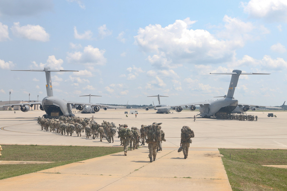 Kịch bản của cuộc tập trận được Sputnik cho biết, bao gồm nhảy dù, tấn công đổ bộ cùng với thả thiết bị và phương tiện từ trên không. Ngoài ra, một phần quan trọng trong cuộc tập trận này đó là phối hợp tham chiến trong địa hình đô thị và sơ tán dân thường khỏi vùng chiến sự. Nguồn ảnh: Sputnik.