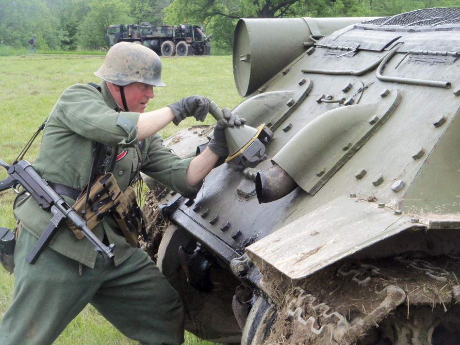 Mô phỏng lại cách sử dụng Hafthohlladung với xe tăng T-34. Việc đặt loại lựu đạn này vào phía sau xe tăng sẽ giúp vô hiệu hóa chiếc xe tăng này do nổ đúng vị trí của động cơ. Tuy nhiên ở vị trí này, Hafthohlladung khó có thể giết được kíp lái bên trong xe. Nguồn ảnh: Flickr.