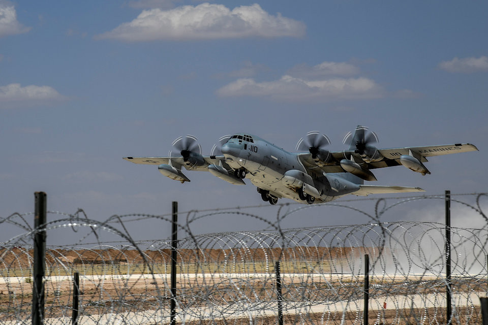 Hình ảnh những chiếc máy bay vận tải hạng nặng loại C-130 Hercules và C-17 cất - hạ cánh liên tục xuống đường băng ở căn cứ không quân này ít nhiều cho thấy quy mô của căn cứ không quân của Mỹ ở miền Bắc Syria có thể đảm bảo cho các hoạt động quân sự cấp chiến thuật hay thậm chí chiến lược. Nguồn ảnh: BI.