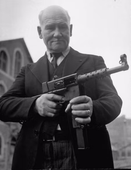 Nòng nguyên bản của khẩu MAT-49 có ốp nòng súng với lỗ để thoát nhiệt, tuy nhiên khi được độ lại, nòng súng đã được tháo bỏ phần ốp ngoài với những lỗ này. Điều này khiến súng thoát nhiệt nhanh hơn nhưng cũng dễ gây bỏng hơn cho người lính. Nguồn ảnh: Ecpad.