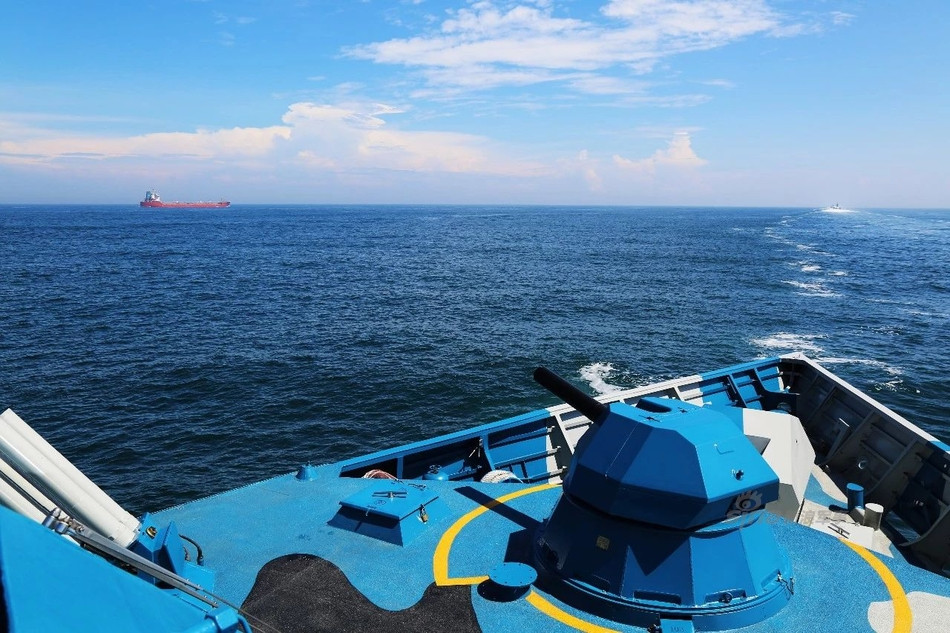 Thực tế, dù trong quá khứ đã chứng minh, các tàu cỡ nhỏ khó có khả năng tác chiến và sống sót được trong một trận hải chiến của các tàu cỡ lớn như khu trục hạm trở lên. Tuy nhiên loại tàu Type 22 cao tốc này lại được coi là cực kỳ phù hợp để thực hiện các nhiệm vụ đổ bộ hoặc đánh gây rối đội hình địch. Nguồn ảnh: Sina.