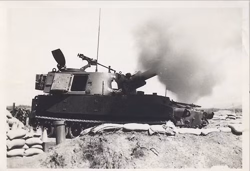 Tùy từng loại đạn mà tầm bắn của khẩu pháo này có thể từ 18 km cho tới tối đa 30 km khi sử dụng đạn tăng tầm. Thông thường, tốc độ bắn của M109 thậm chí còn có thể nhanh hơn 4 viên mỗi phút do trình độ của nạp đạn viên tuy nhiên, tốc độ được khuyến cáo tối đa là dưới 4 viên mỗi phút để đảm bảo độ bền của thiết bị. Nguồn ảnh: History.