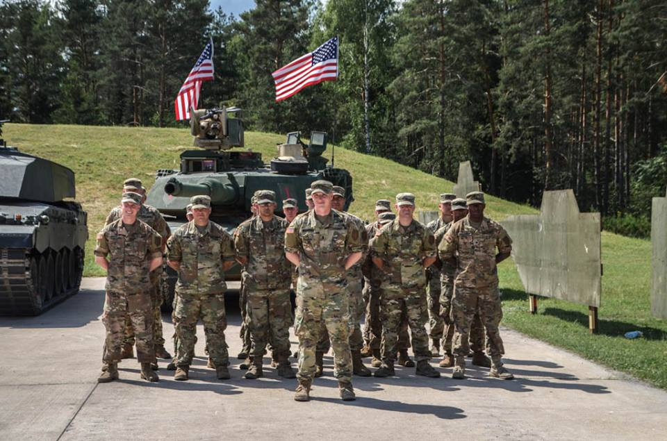 Đội tuyển tăng Mỹ với xe tăng chiến đấu chủ lực M1A2 SEP. Nguồn ảnh: BKP.