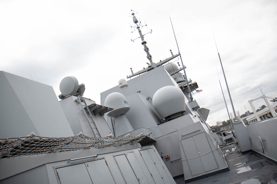 Tuy nhiên thiết kế của tàu lại có rất nhiều góc cạnh - điều này làm ảnh hưởng rất nhiều tới khả năng tàng hình của tàu. Nguồn ảnh: BI.