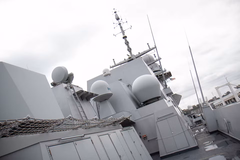 Tuy nhiên thiết kế của tàu lại có rất nhiều góc cạnh - điều này làm ảnh hưởng rất nhiều tới khả năng tàng hình của tàu. Nguồn ảnh: BI.