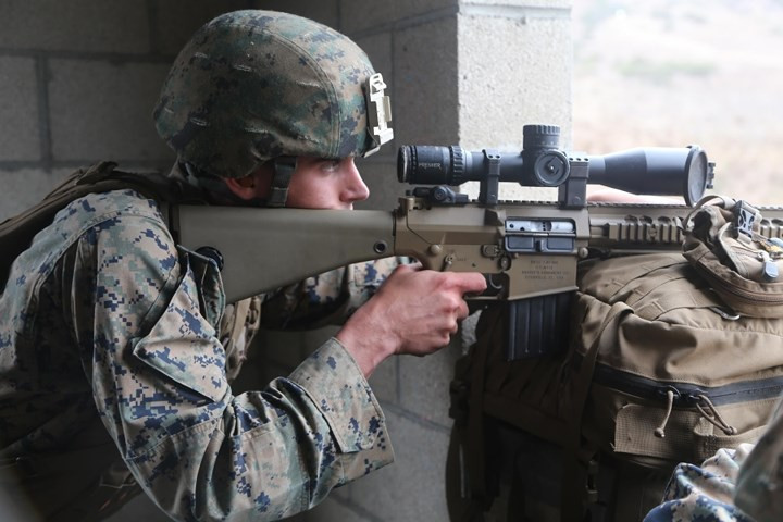 Trong trường hợp cần thiết, lính bắn tỉa có thể sử dụng cả những vị trí ẩn nấp thuận lợi trong khi vẫn có thể dễ dàng quan sát mục tiêu để ra tay.