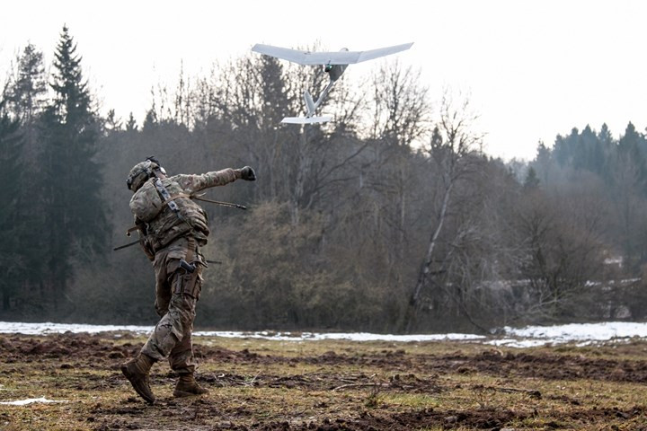 Quân cảnh Mỹ phóng máy bay không người lái RQ-11B Raven tham gia hỗ trợ binh sĩ trong đợt tập trận mang tên Allied Spirit VIII tại Hohenfels, Đức.