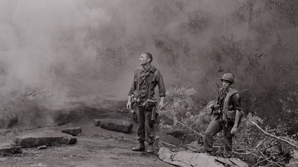 Bắt đầu từ Chiến tranh Việt Nam, người dân Mỹ đã nhận ra một sự vô lý hết sức khi công dân tới tuổi 18 phải thực hiện nghĩa vụ quân sự và thậm chí là hy sinh ở chiến tuyến nhưng ở cùng độ tuổi này, người Mỹ chưa có quyền bầu cử. Tới tháng 3/1971, Tu Chính Án thứ 26 của Mỹ mới chính thức trao quyền bầu cử cho người 18 tuổi. Nguồn ảnh: CNN.