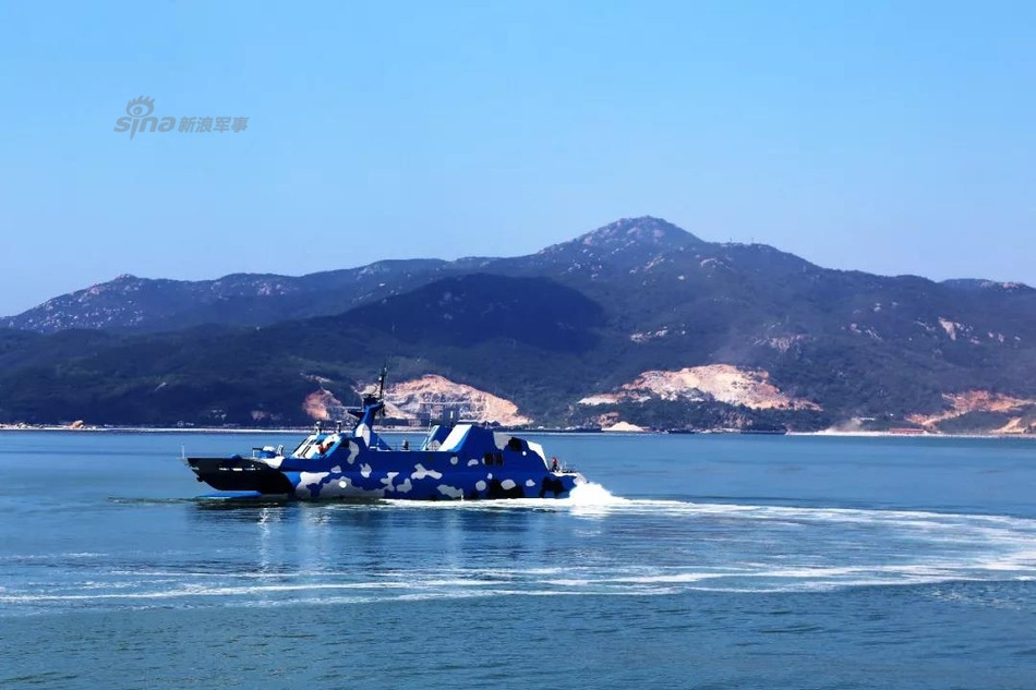 Có độ giãn nước tối đa khoảng 224 tấn khi đầy tải, xuồng cao tốc Type 22 của Trung Quốc có chiều dài 42,6 mét, lườn rộng 12,2 mét và có mớm nước tối đa 1,5 mét. Loại xuồng cao tốc này sử dụng hai động cơ diesel công xuất tổng cộng khoảng 7000 mã lực. Nguồn ảnh: Sina.