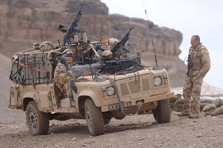 Tương tự xe UAZ, Land Rover Defender dễ bảo dưỡng, nhiều khi chỉ cần búa và cờ lê là xong.