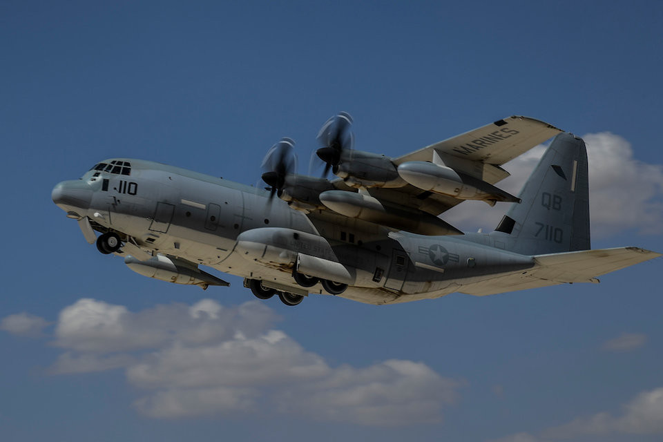 Điều này thể hiện ý đồ muốn chia cắt Syria "để trị" của Mỹ khi họ ra sức xây dựng một chính quyền mới ở miền Bắc Syria với trung tâm là người Kurd tách biệt hoàn toàn với chính quyền trung ương ở Damascus. Hình ảnh Vận tải cơ C-130 của Mỹ đang mang theo người và trang bị hậu cần tới một địa điểm khác cho chiến dịch hậu cần của quân đội Mỹ ở Syria. Nguồn ảnh: BI.